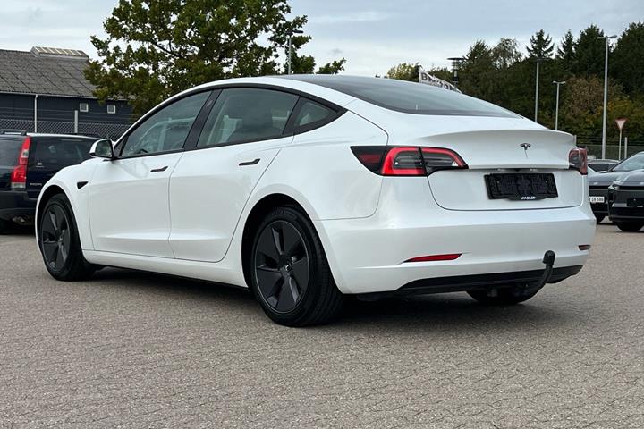 Hvid Tesla Model 3 fra 2023