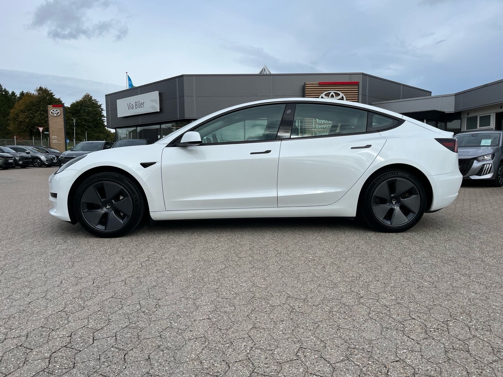 Hvid Tesla Model 3 fra 2023