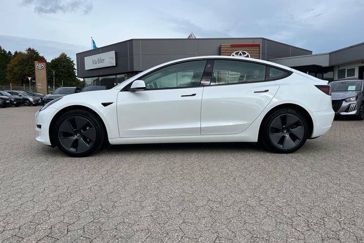 Hvid Tesla Model 3 fra 2023