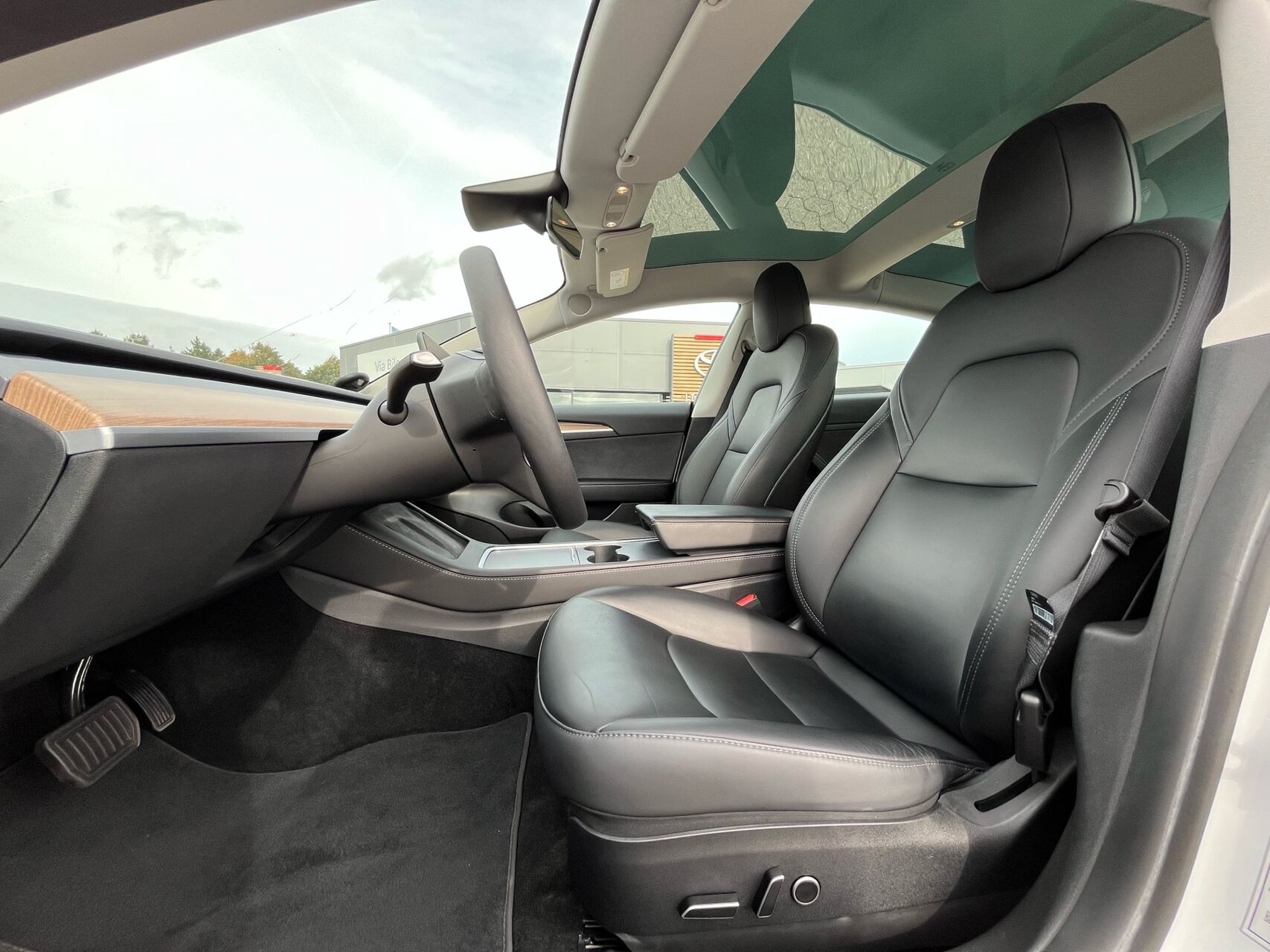 Hvid Tesla Model 3 fra 2023