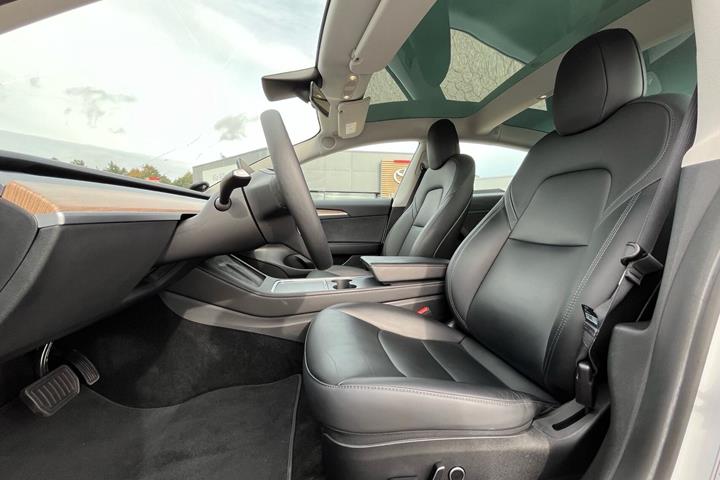 Hvid Tesla Model 3 fra 2023