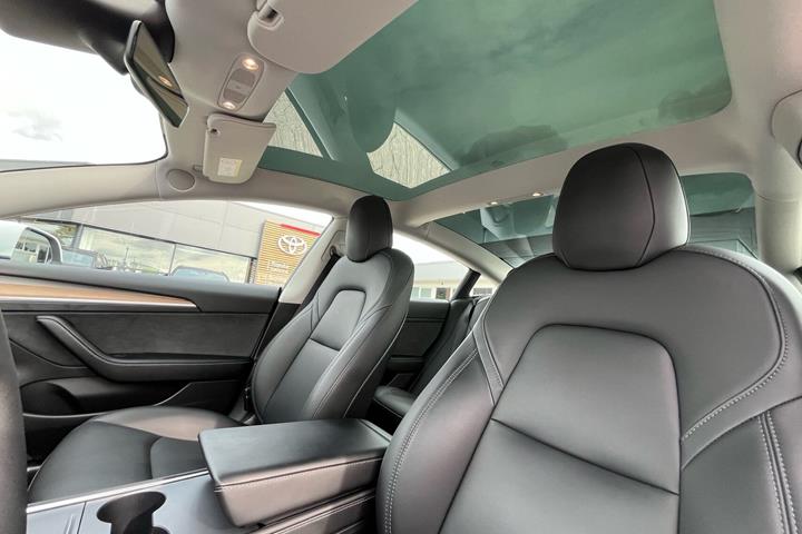 Hvid Tesla Model 3 fra 2023