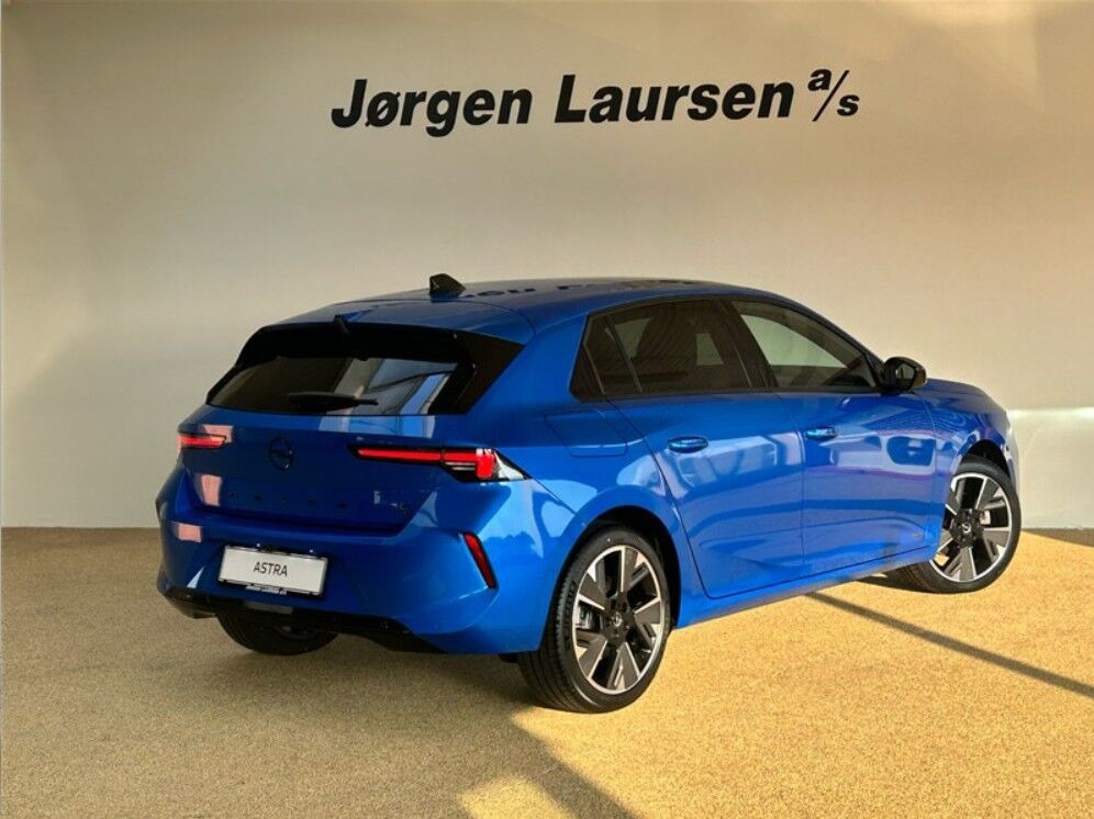 Blå Opel Astra-e fra 2025