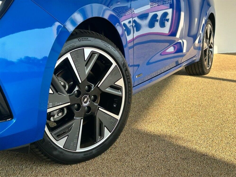 Blå Opel Astra-e fra 2025