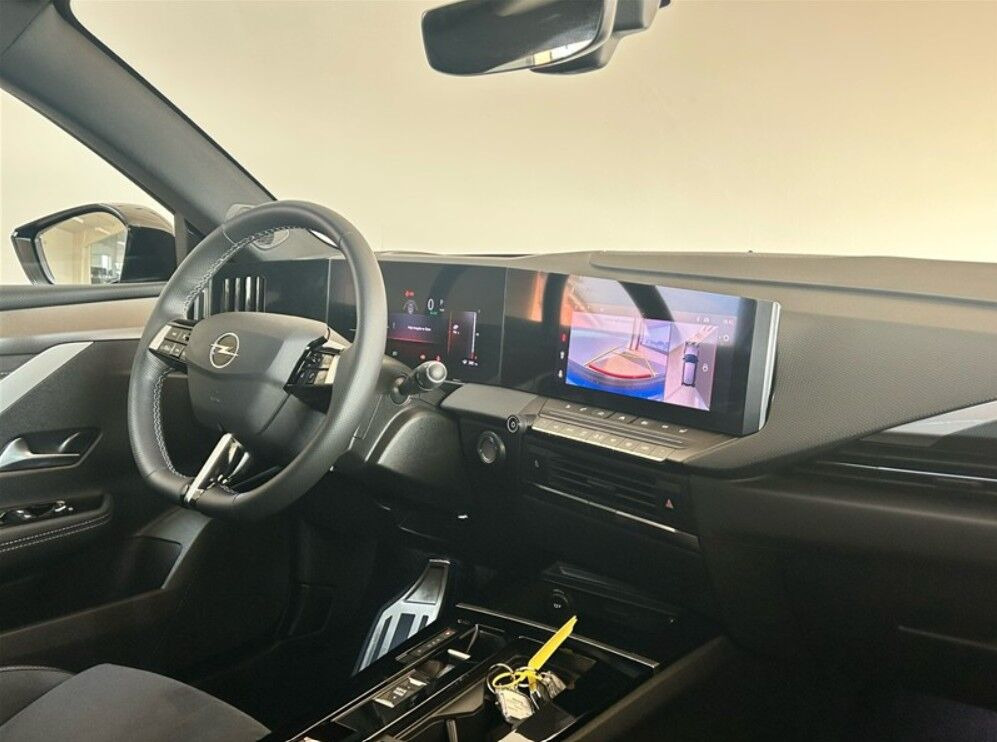 Blå Opel Astra-e fra 2025