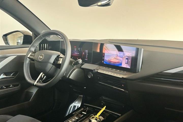 Blå Opel Astra-e fra 2025