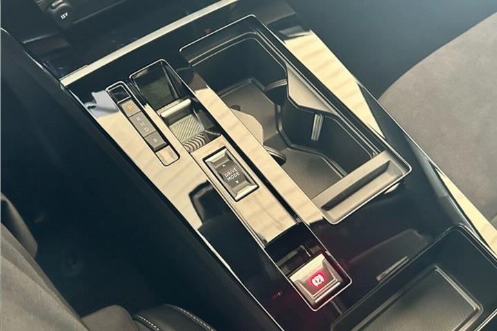 Blå Opel Astra-e fra 2025