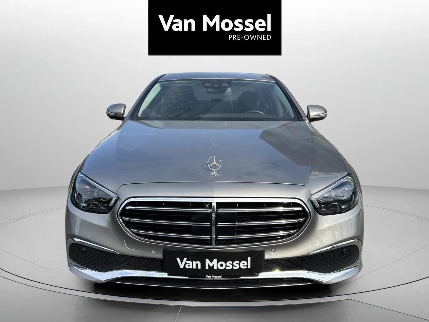 Sølv Mercedes E300 e fra 2021
