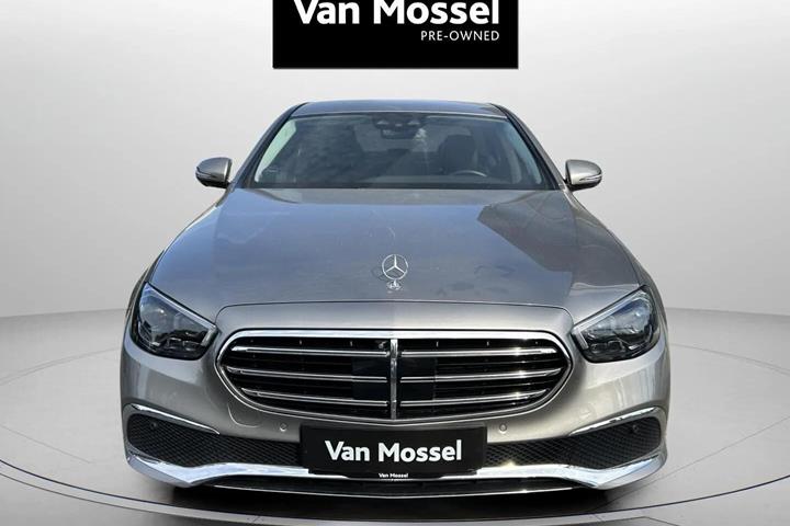 Sølv Mercedes E300 e fra 2021