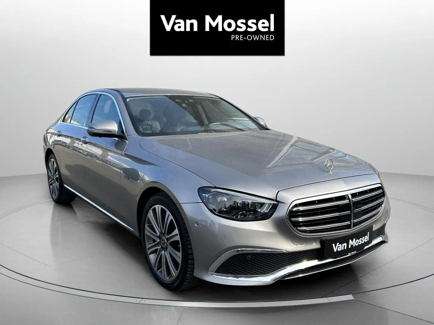 Sølv Mercedes E300 e fra 2021
