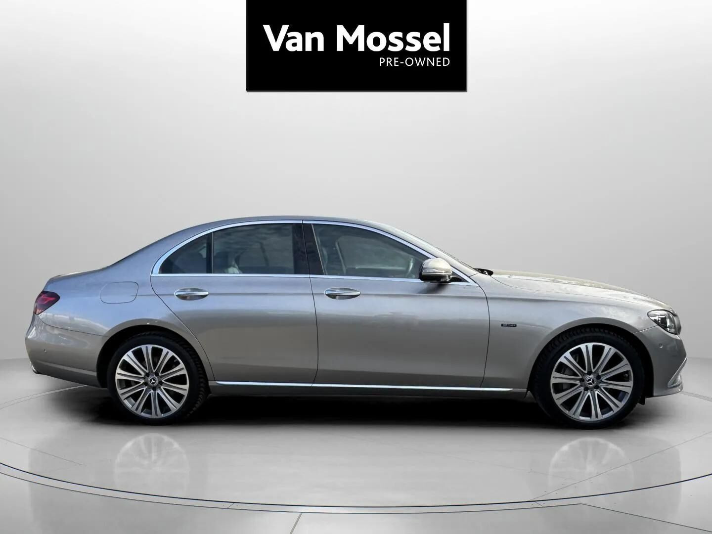 Sølv Mercedes E300 e fra 2021