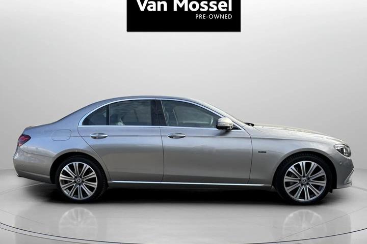 Sølv Mercedes E300 e fra 2021
