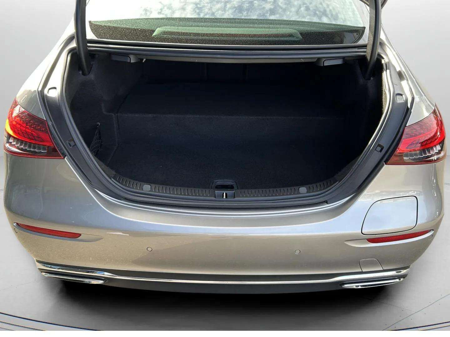Sølv Mercedes E300 e fra 2021