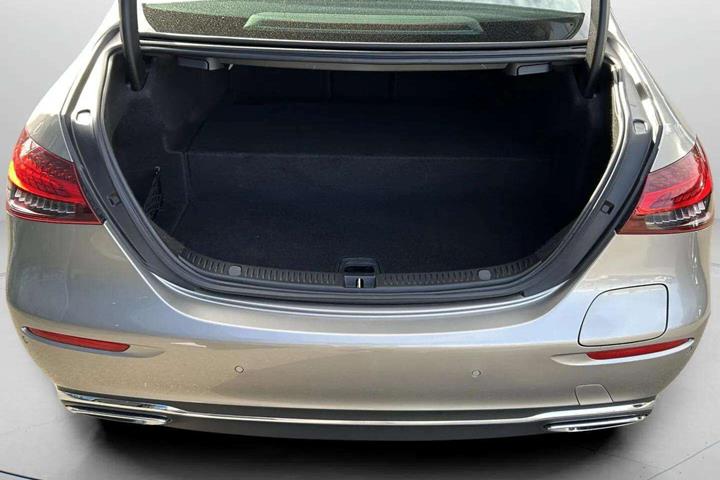 Sølv Mercedes E300 e fra 2021