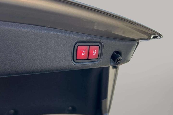 Sølv Mercedes E300 e fra 2021