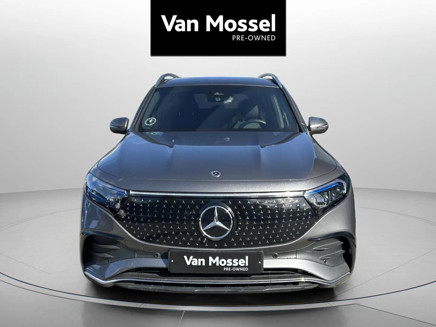Grå Mercedes EQB250+ fra 2025