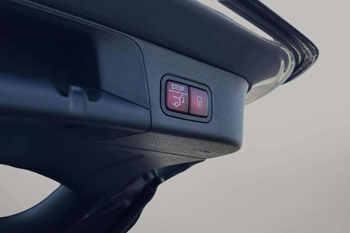 Grå Mercedes EQB250+ fra 2025