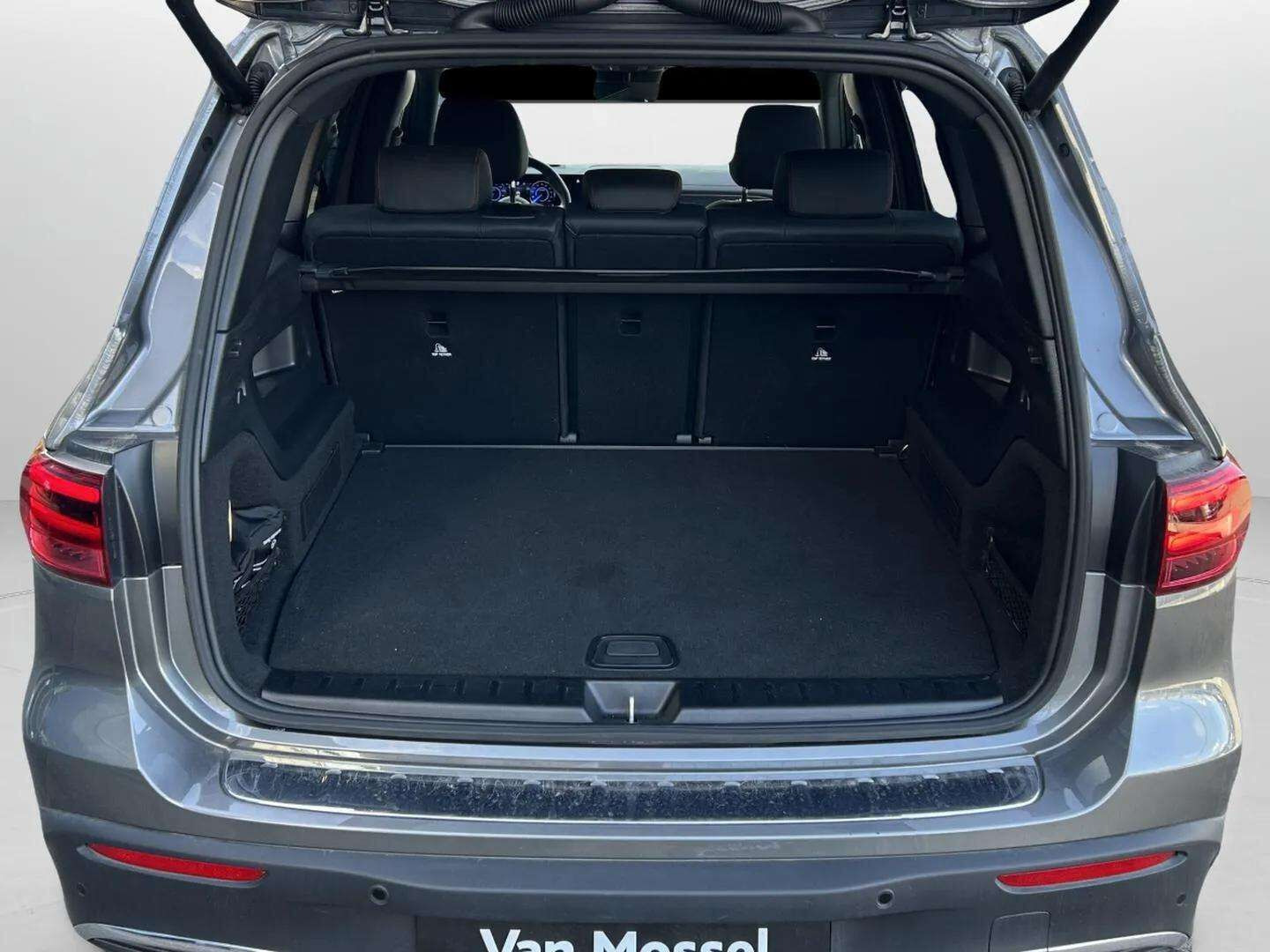 Grå Mercedes EQB250+ fra 2025