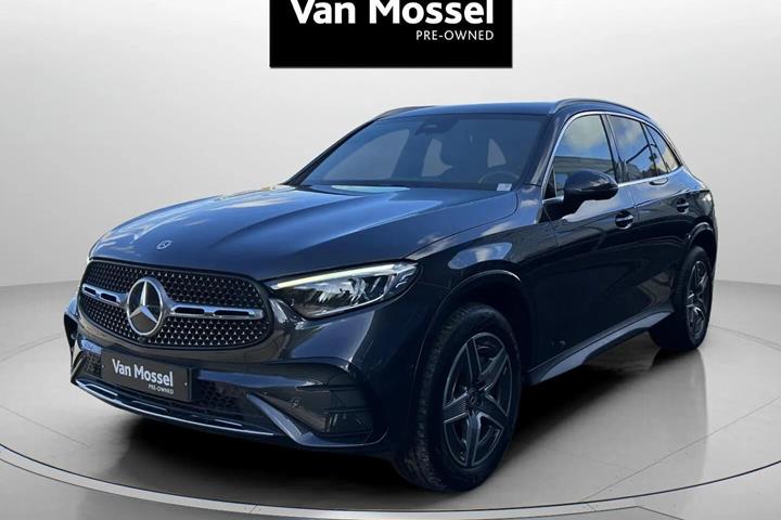 Grå Mercedes GLC300 e fra 2022