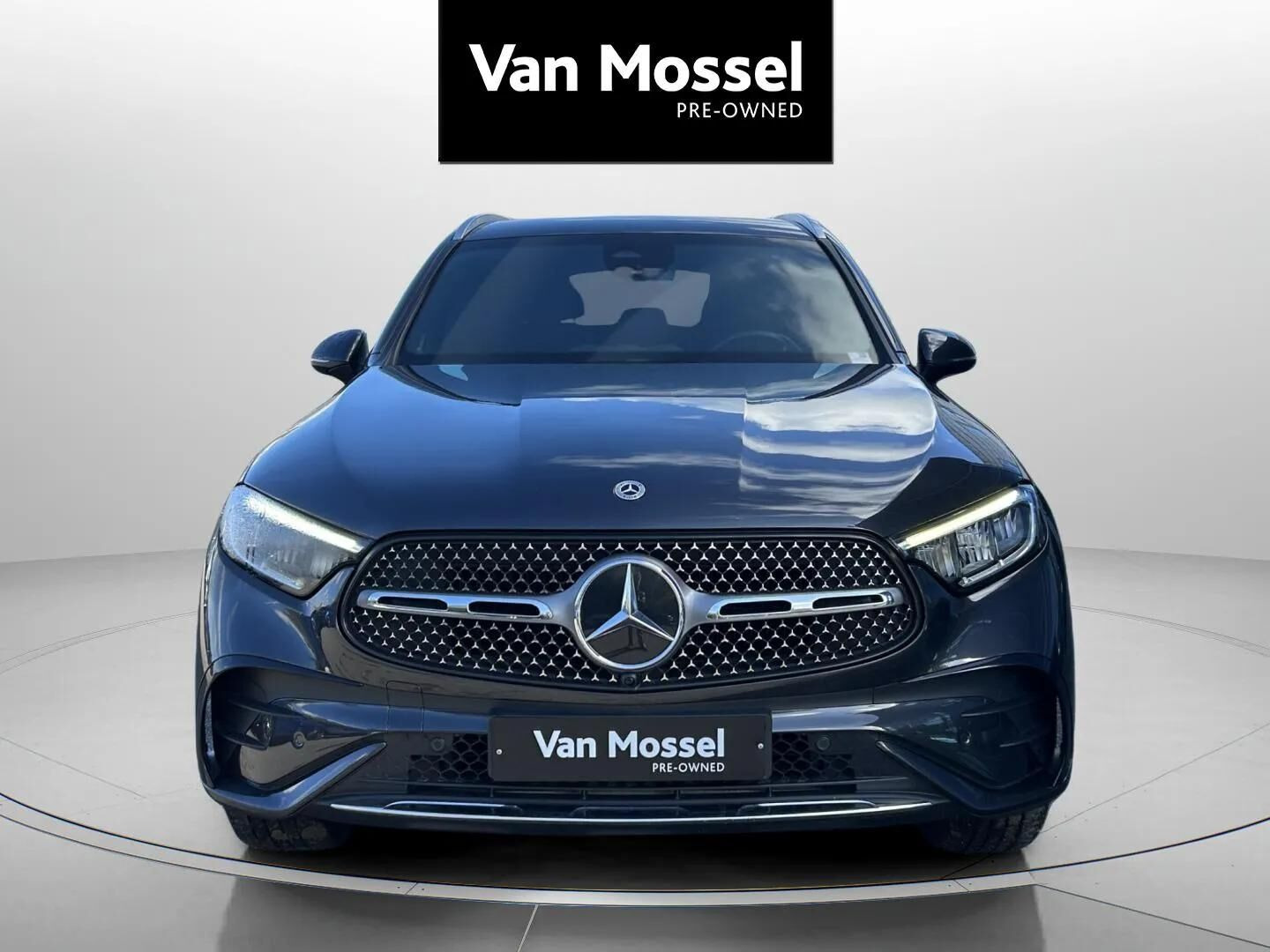 Grå Mercedes GLC300 e fra 2022