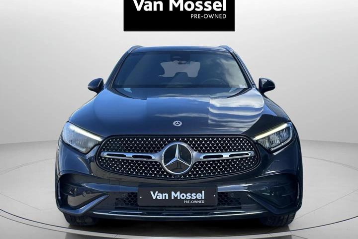 Grå Mercedes GLC300 e fra 2022