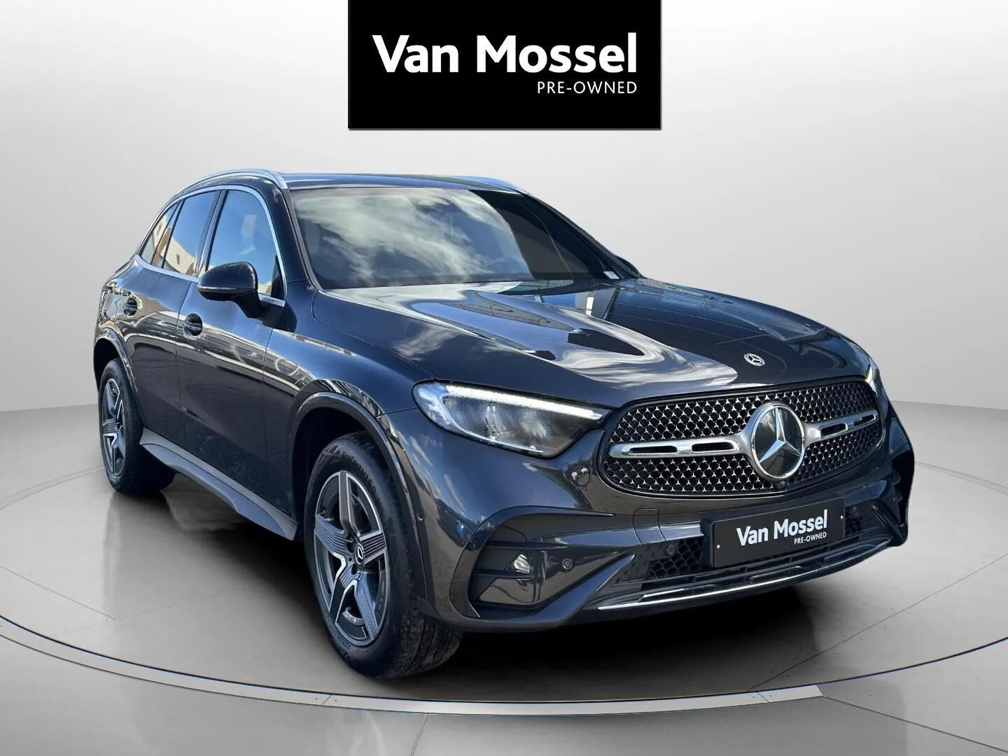 Grå Mercedes GLC300 e fra 2022