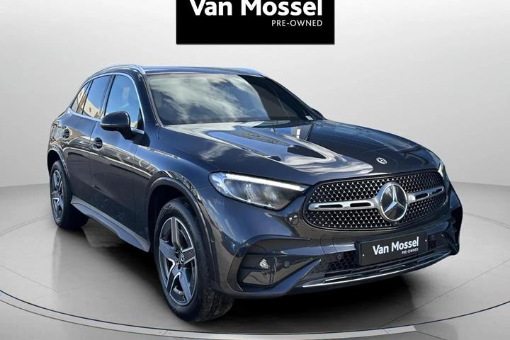 Grå Mercedes GLC300 e fra 2022