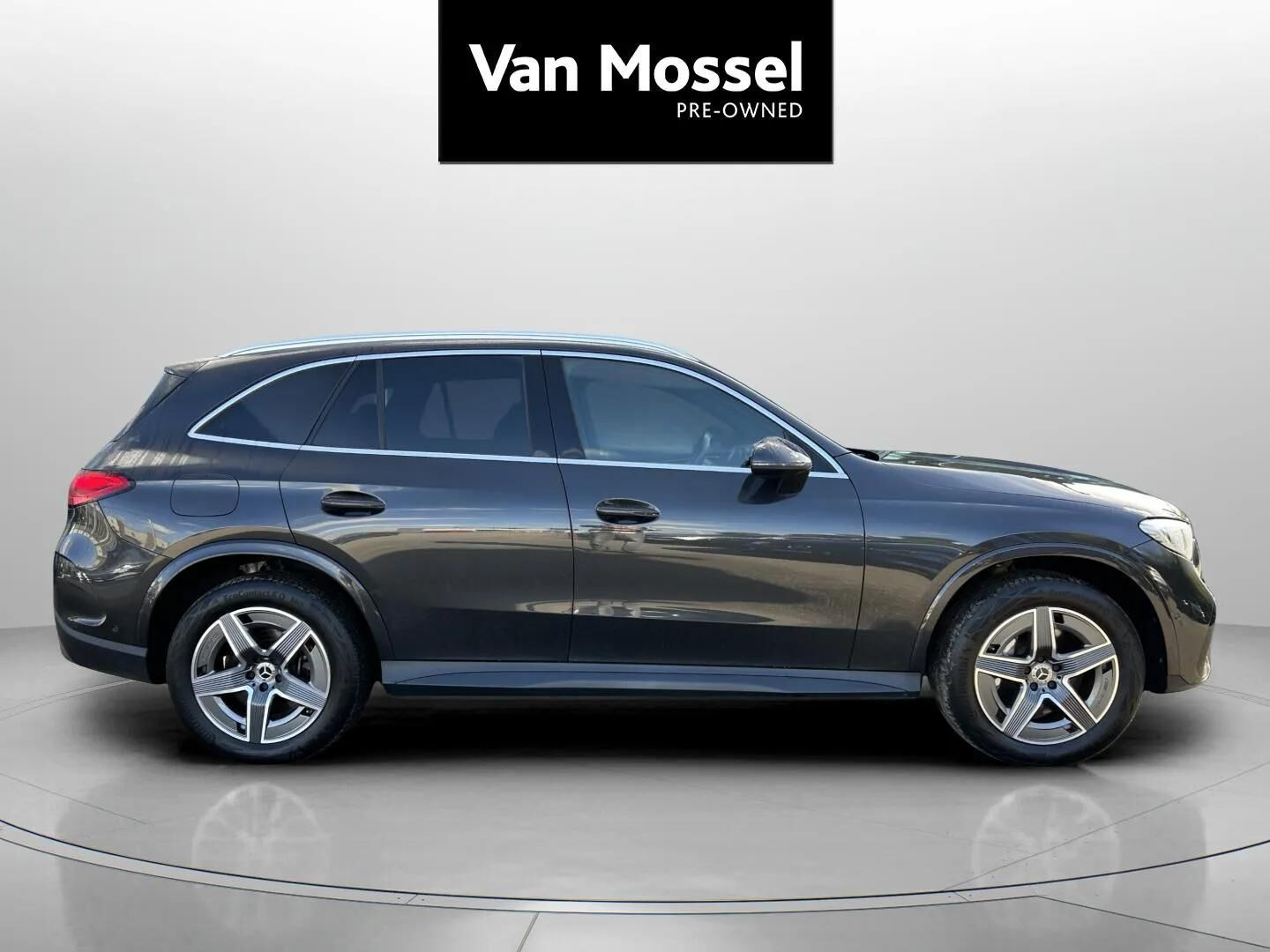 Grå Mercedes GLC300 e fra 2022