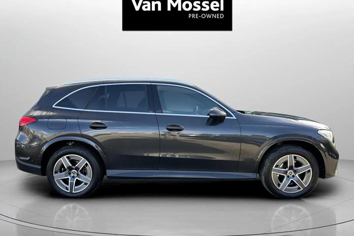 Grå Mercedes GLC300 e fra 2022