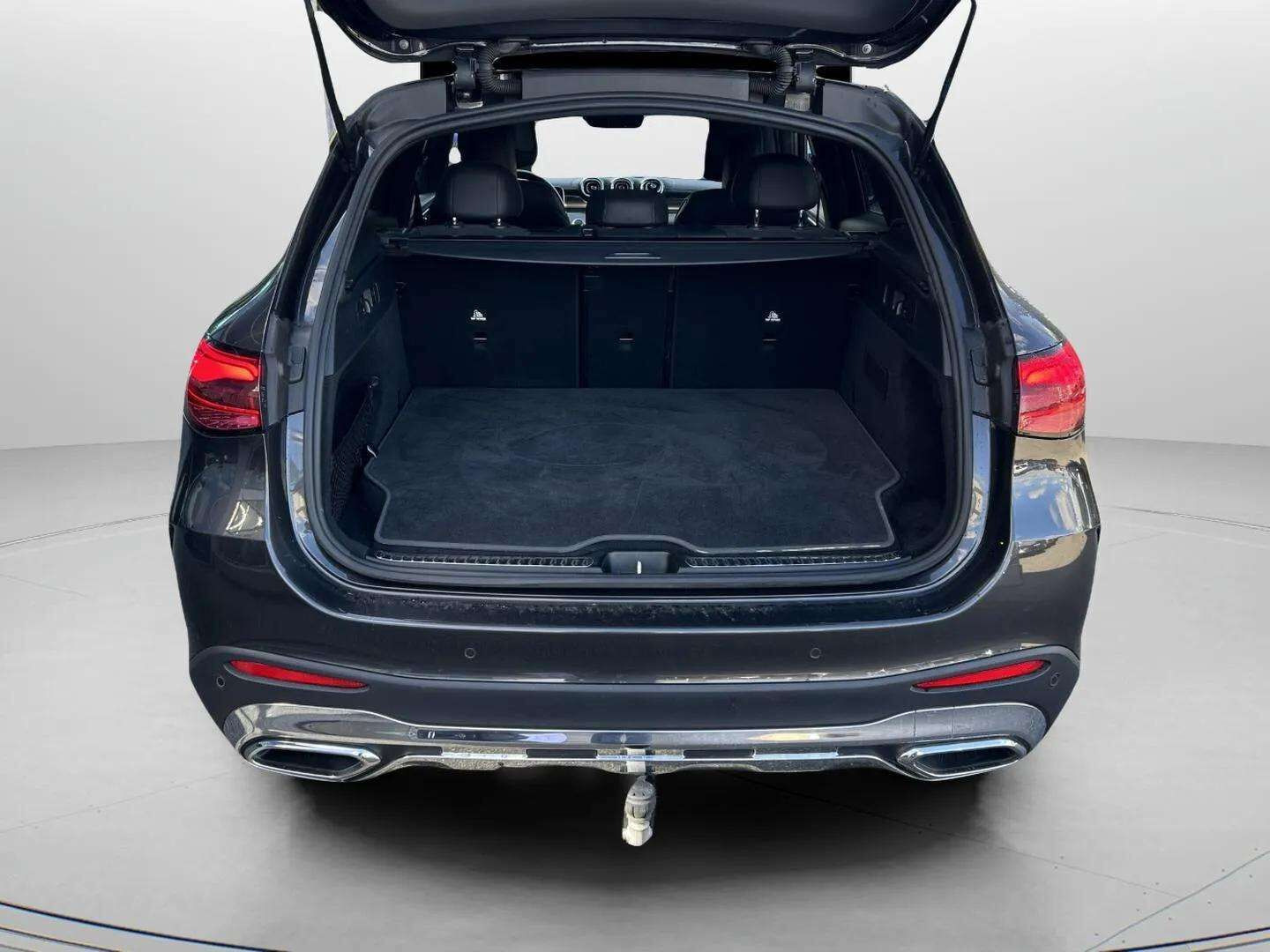 Grå Mercedes GLC300 e fra 2022