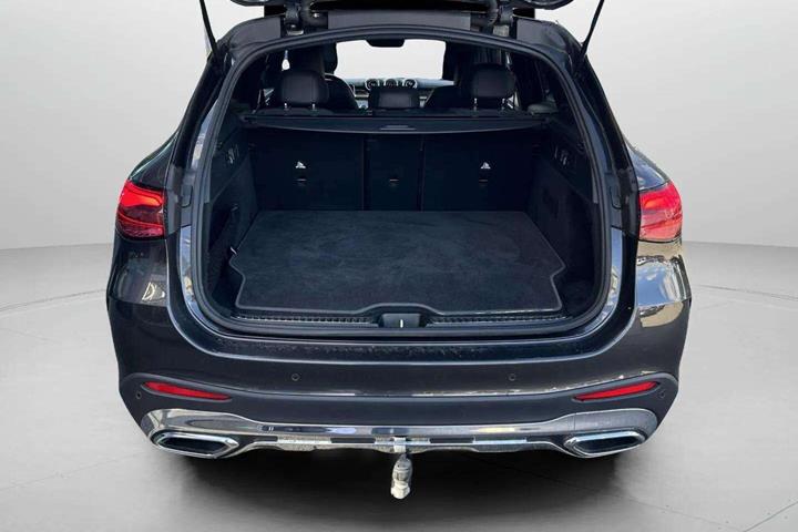 Grå Mercedes GLC300 e fra 2022