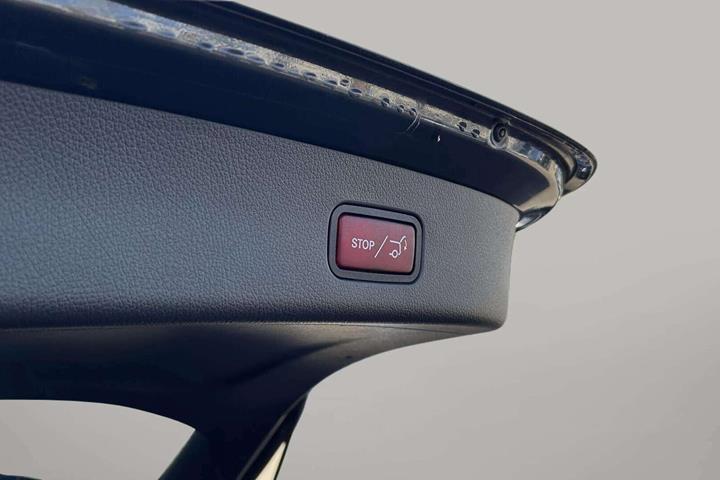 Grå Mercedes GLC300 e fra 2022
