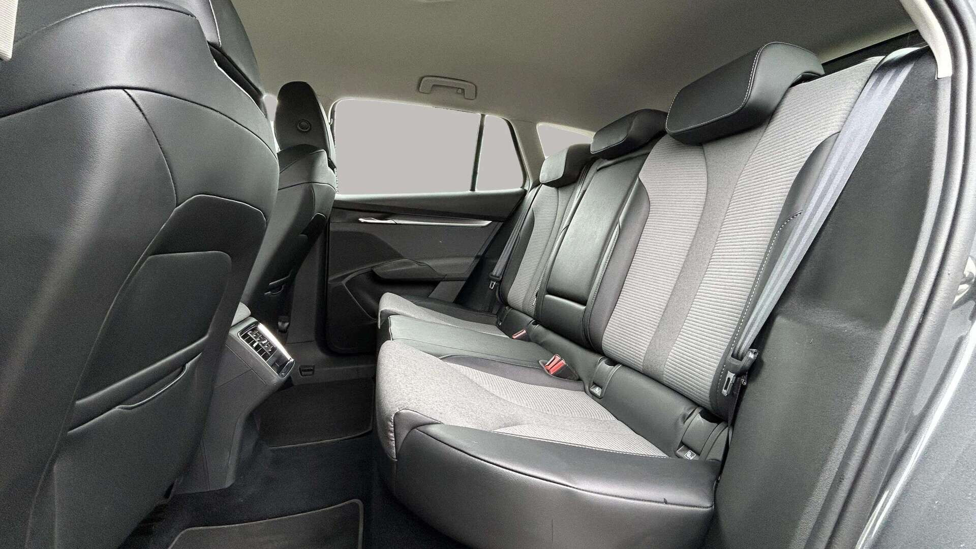 Grå Skoda Enyaq fra 2023