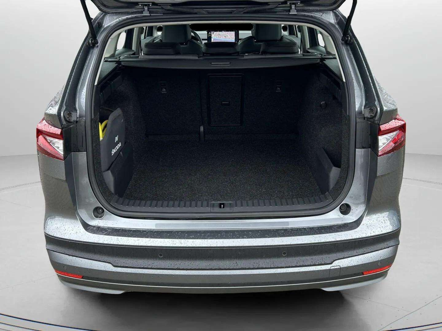 Grå Skoda Enyaq fra 2023
