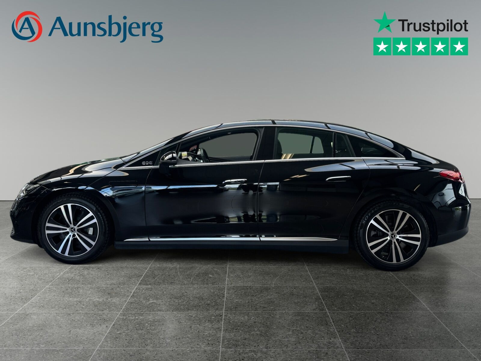 Sort Mercedes EQE300 fra 2023