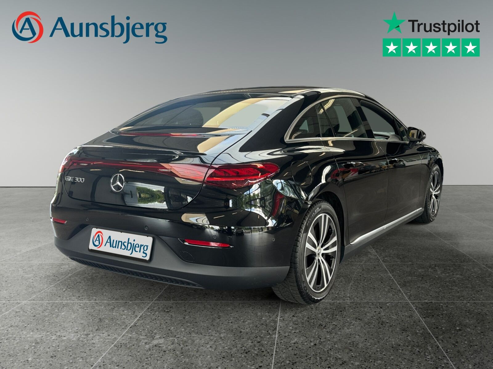 Sort Mercedes EQE300 fra 2023