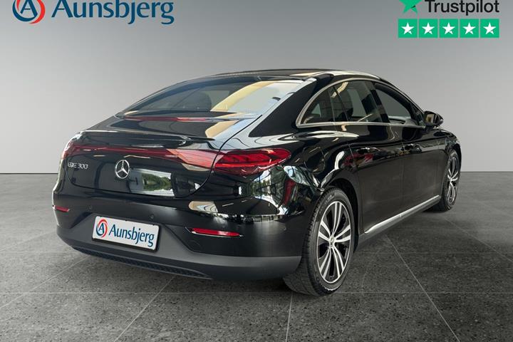 Sort Mercedes EQE300 fra 2023