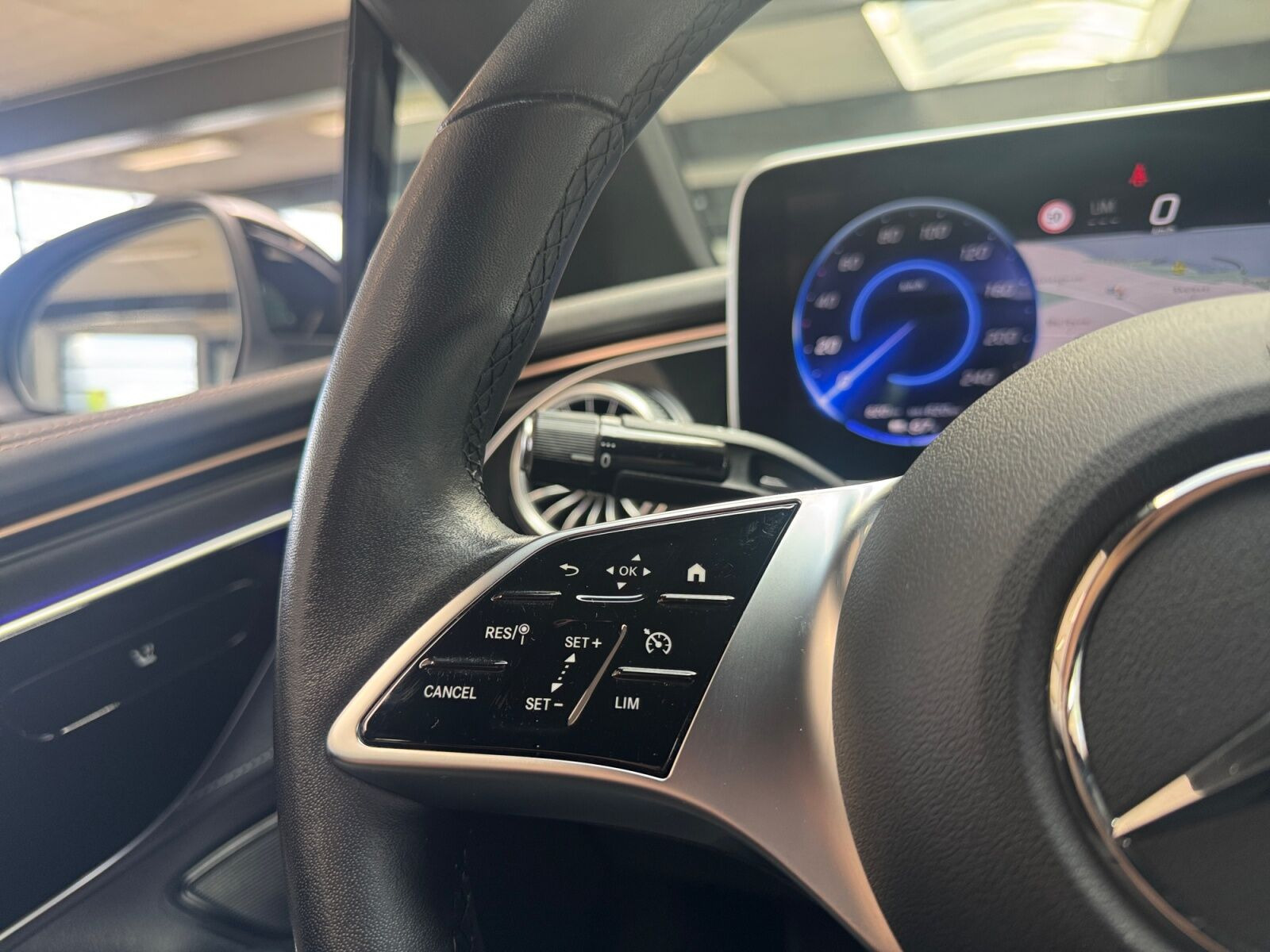Sort Mercedes EQE300 fra 2023