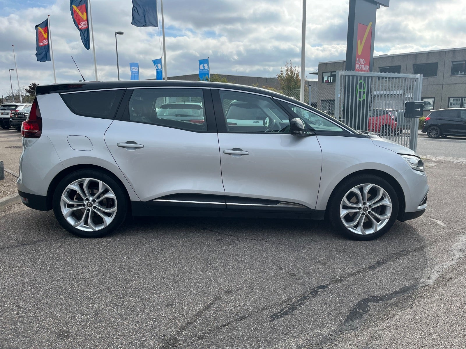 Sølv Renault Grand Scenic IV fra 2018