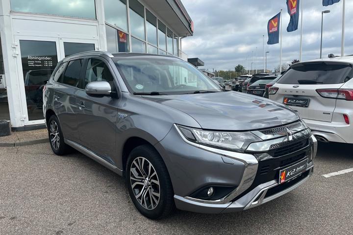 Grå Mitsubishi Outlander fra 2020