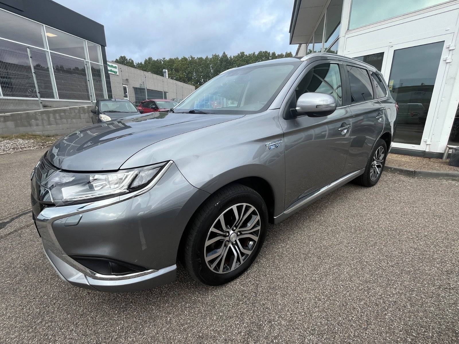 Grå Mitsubishi Outlander fra 2020