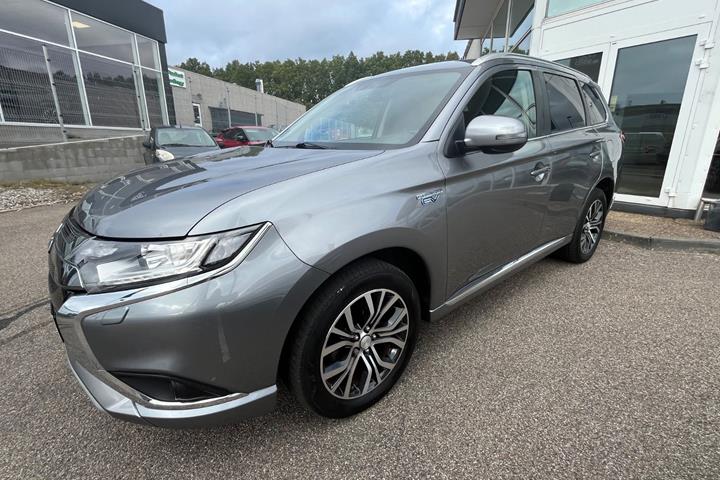 Grå Mitsubishi Outlander fra 2020