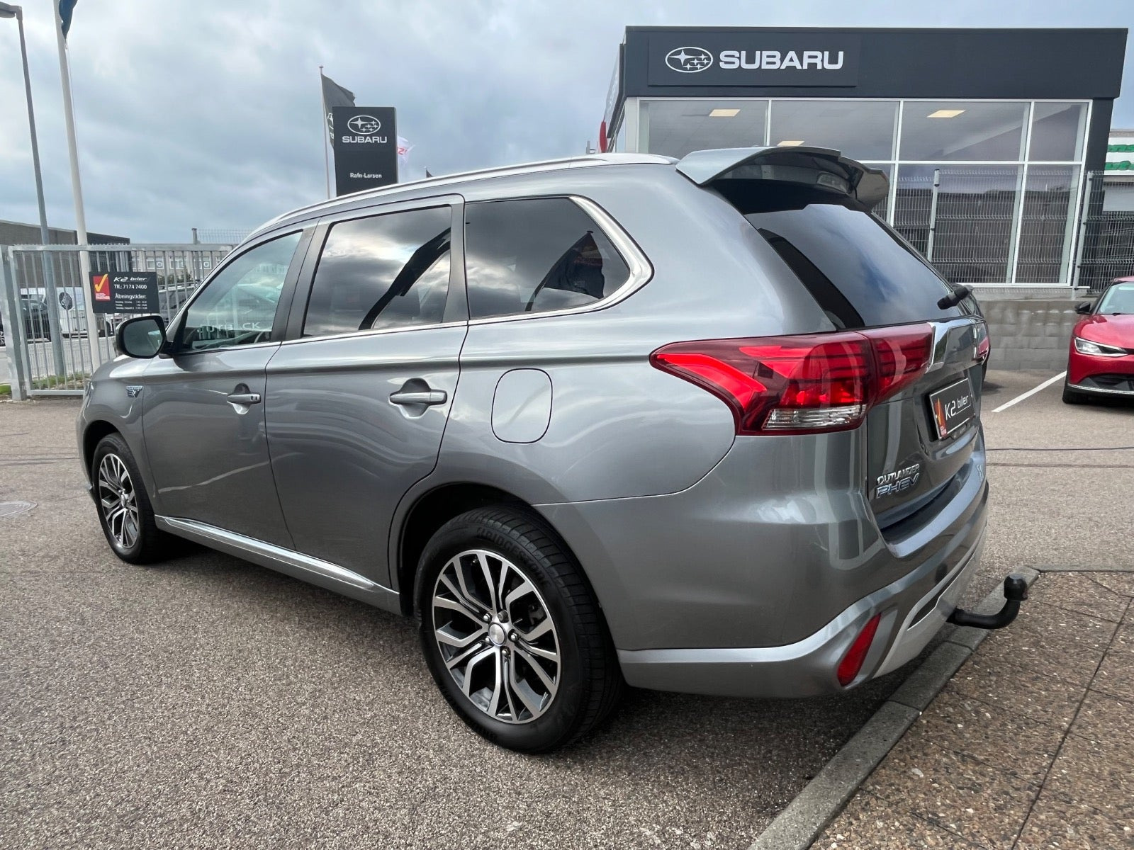 Grå Mitsubishi Outlander fra 2020