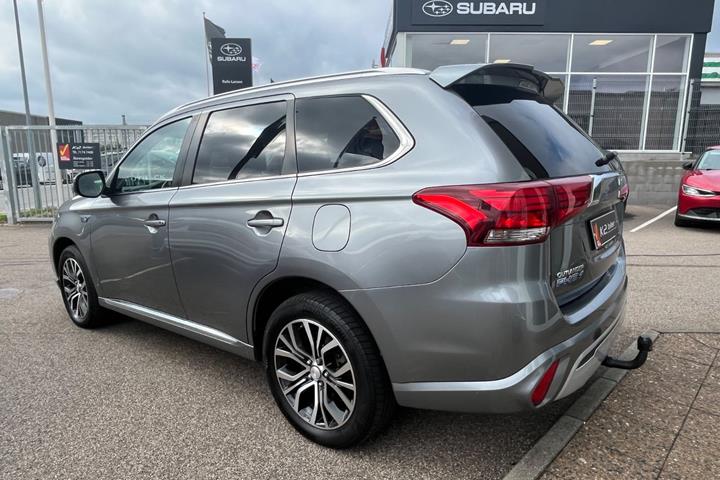 Grå Mitsubishi Outlander fra 2020