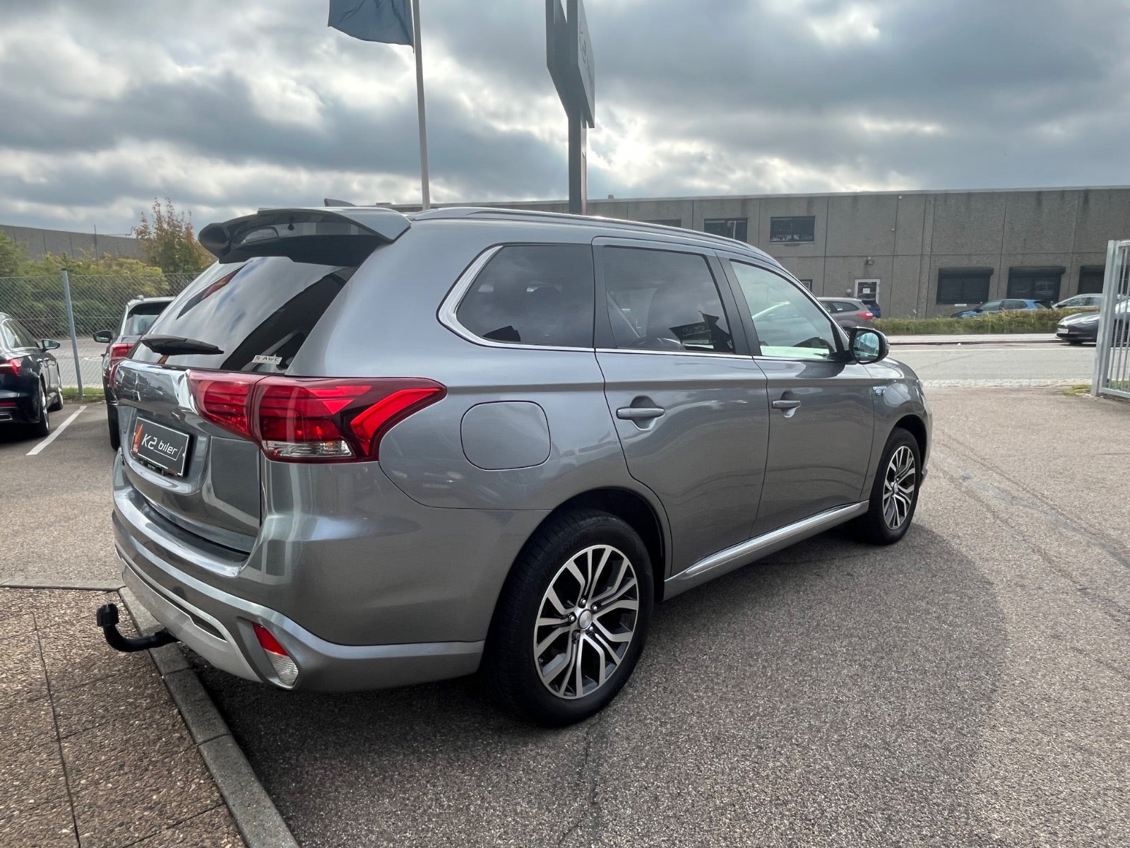 Grå Mitsubishi Outlander fra 2020