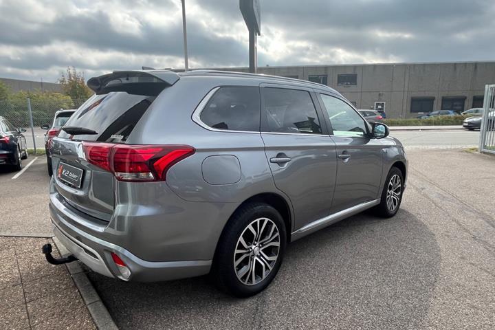 Grå Mitsubishi Outlander fra 2020