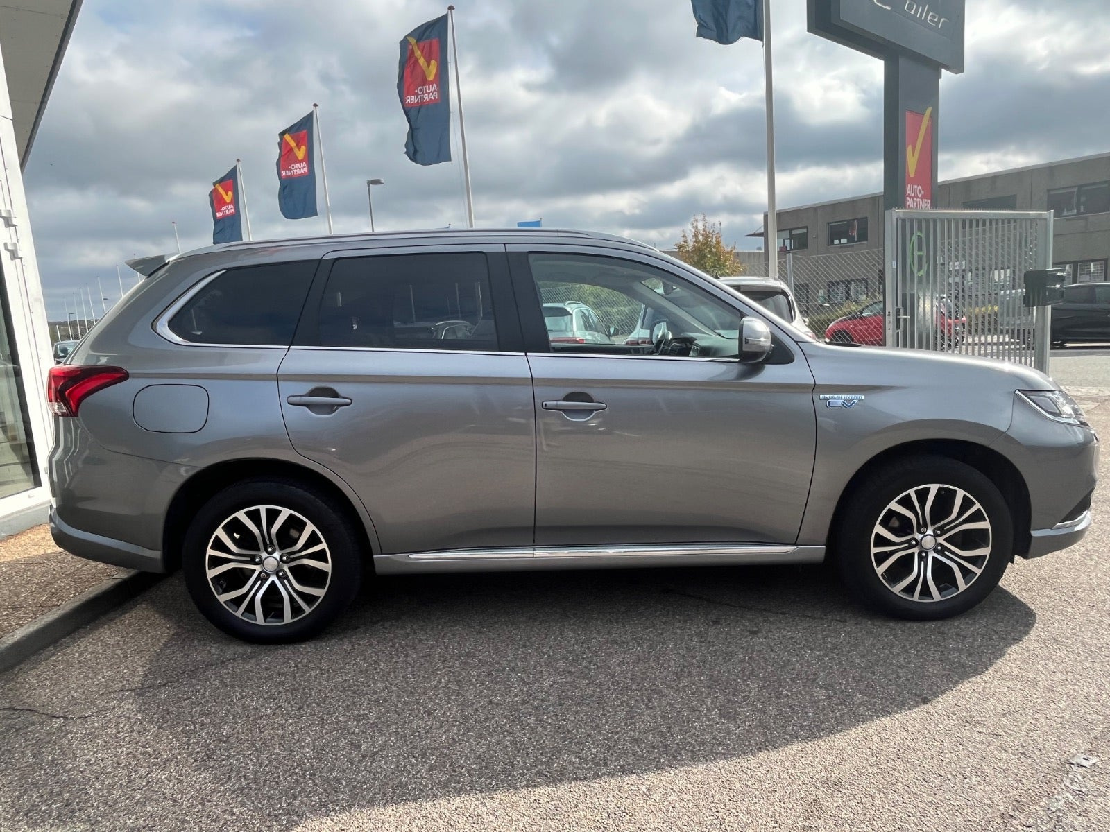 Grå Mitsubishi Outlander fra 2020