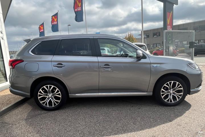 Grå Mitsubishi Outlander fra 2020