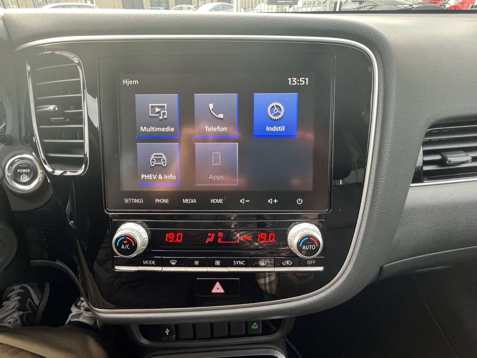 Grå Mitsubishi Outlander fra 2020