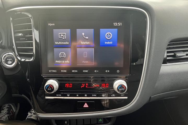 Grå Mitsubishi Outlander fra 2020